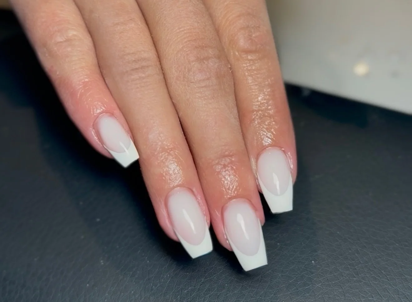Klassisk french manicure