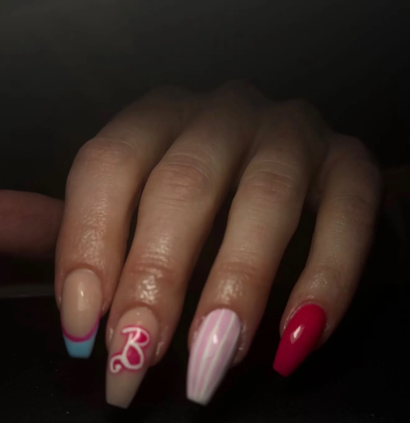 Rosa och turkosa naglar med Barbie-inspirerade detaljer